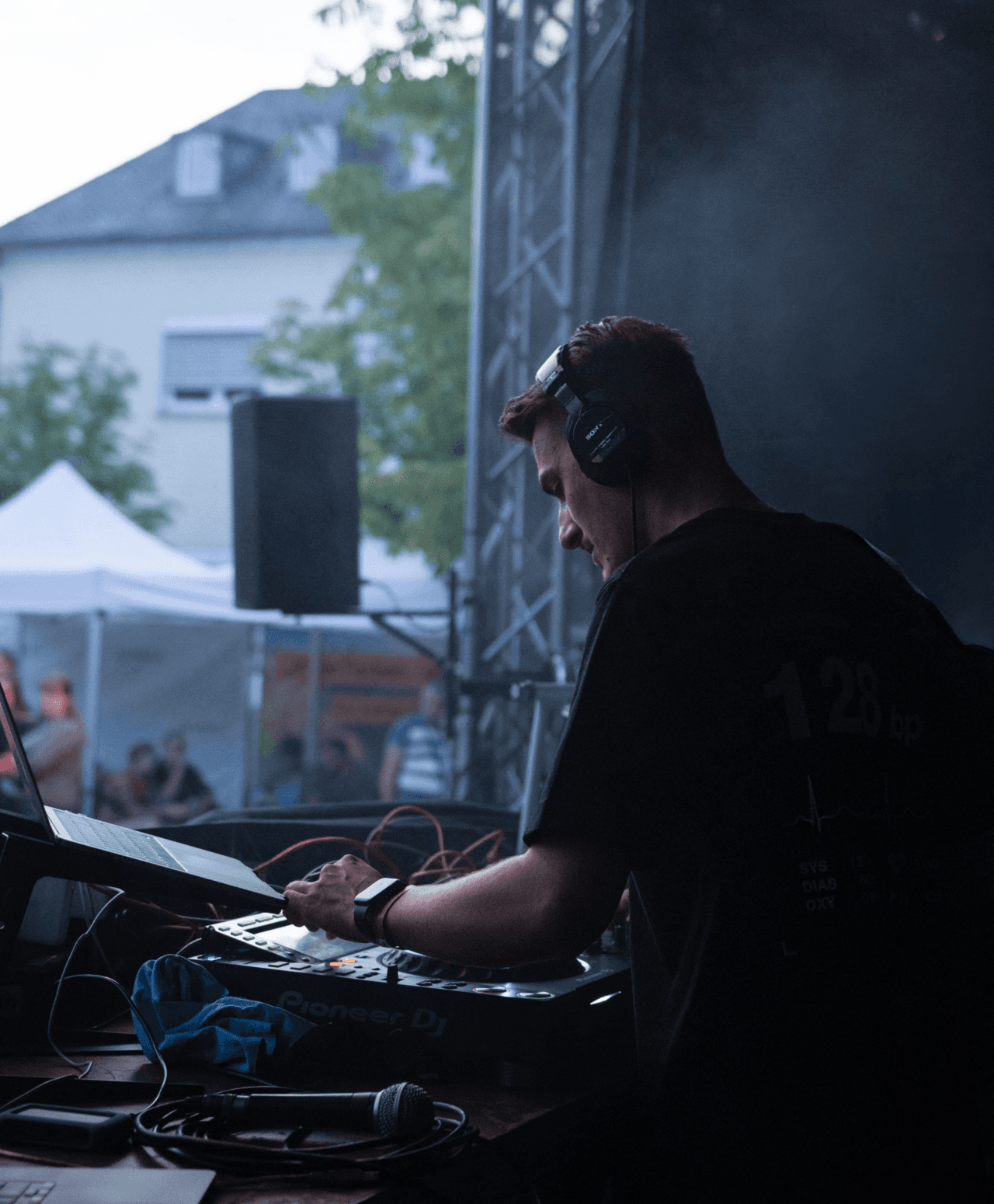 PLUTOMES performing live at outdoor festival